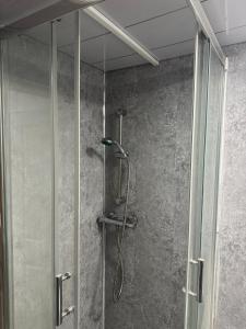 une douche avec une porte en verre dans une salle de bain dans l'établissement The Clarendon Hotel, à Blackpool