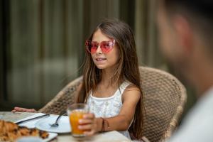 Gæster der bor på HVD Lotos Hotel - Private Beach & Free Parking + 29 billeder