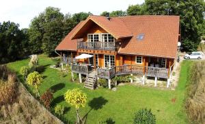 an aerial view of a house with a roof at Trésor en Bois Chambres d'Hôtes in Autoire