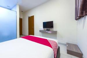 TV/trung tâm giải trí tại Collection O Batu Pahat Near Dataran Gemilang Formerly H3 Hotel