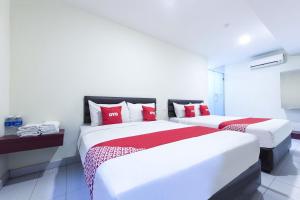 Giường trong phòng chung tại Collection O Batu Pahat Near Dataran Gemilang Formerly H3 Hotel