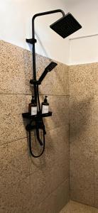 bagno con doccia e luce sul muro di Little Munduk, full private villa a Munduk Altre 19 foto