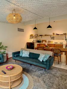 un soggiorno con un divano verde e un tavolo di Little Munduk, full private villa a Munduk