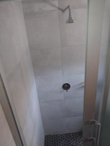 bagno con box doccia. di Cosy Three Bedroom Home a Livingstone Altre 22 foto