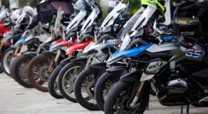 een rij motorfietsen geparkeerd naast elkaar bij Umphangburiresort in Umphang +194 foto's