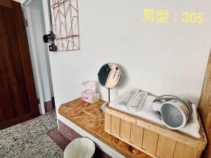 een kamer met een spiegel op een houten tafel bij 阡陌-分享民宿 in Tainan