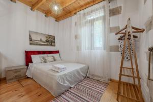 ein Schlafzimmer mit einem Bett und einer Leiter darin in der Unterkunft Kalimera Loft I , Village Experience in Argyroupoli