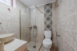 ein Badezimmer mit Toilette, Dusche und Waschbecken in der Unterkunft Kalimera Loft I , Village Experience in Argyroupoli + 27 Fotos