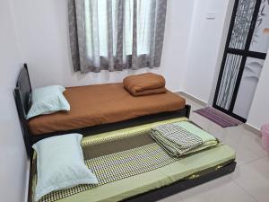 En eller flere senge i et værelse på 132-A, JHC Homestay Puncak
