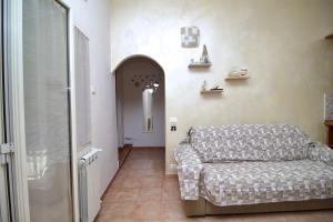 een slaapkamer met een bed en een hal bij Raggio di Sole Apartment in Valmontone +11 foto's