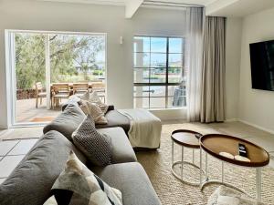 Posezení v ubytování Mooloolaba Coastal Canal Villa