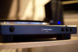 eine Nahaufnahme eines Toasterofens auf einer Theke in der Unterkunft bnb+ Secret Base Mejiro in Tokio