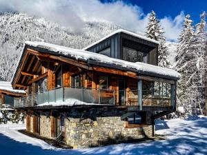 een huis bedekt met sneeuw in de sneeuw bij Black Pearl in Chamonix-Mont-Blanc