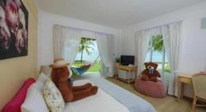 een slaapkamer met twee teddyberen op een bed bij Sea Coco Resort in Ban Pak Nam Khem Nu