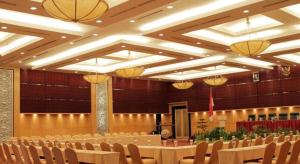 einen Bankettsaal mit Tischen, Stühlen und Lampen in der Unterkunft Grand Basko Hotel in Minangkabau International Airport + 200 Fotos