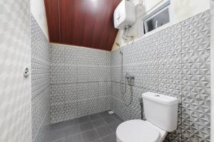 Phòng tắm tại Urbanview Hotel Nerine's Glamping Village Cipanas by RedDoorz +36 ảnh