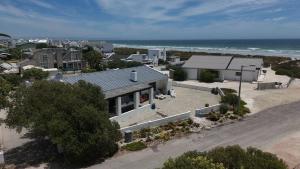 - une vue aérienne sur une maison sur la plage dans l'établissement Die Dik Vis, à Velddrif