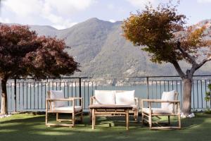 two chairs and a table and two chairs and a tree at Briisa De Ness in Nesso