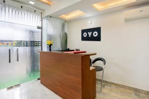 een kantoor met een bureau en een bord aan de muur bij Hotel O Shad Residency in Patna