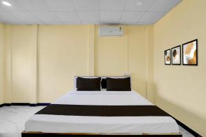 En eller flere senge i et værelse på Hotel O by OYO Chaitanya Lodging