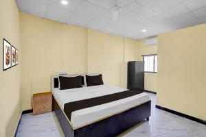 En eller flere senge i et værelse på Hotel O by OYO Chaitanya Lodging