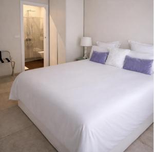 ein großes weißes Bett in einem weißen Schlafzimmer in der Unterkunft MEDITERRANEAN SEASONS, VILLA MEDITERRANEA Taormina, Private Pool & Sea View in Taormina + 40 Fotos