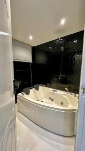 Phòng tắm tại Bleivoryy Home