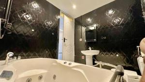 Phòng tắm tại Bleivoryy Home