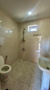 ein Badezimmer mit Toilette und Waschbecken in der Unterkunft Garden Sheki Hotel in Şəki
