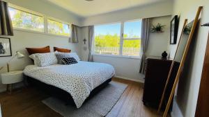 une chambre avec un lit et une fenêtre dans l'établissement Stay on Stafford, à Nelson