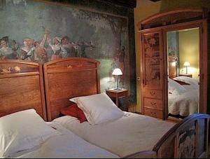 1 dormitorio con 2 camas y un cuadro en la pared en Chambres d'hôtes Le Clos Saint Léonard, en Boersch