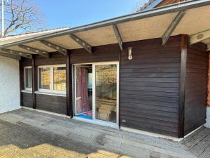 a porch of a house with windows and a roof at Momo Den in Blomberg