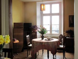a dining room with a table and a window at Chambres d'hôtes Le Clos Saint Léonard in Boersch