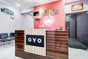 een winkel met een ovo-bord aan de muur bij SPOT ON Hotel Eva Inn in Khagaul