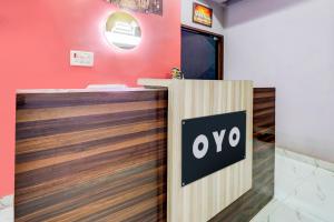 een restaurant met een bord op de toonbank bij SPOT ON Hotel Eva Inn in Khagaul