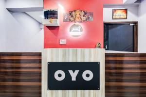 een bord aan de voorkant van een Ovo-restaurant bij SPOT ON Hotel Eva Inn in Khagaul