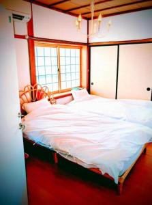 Giường trong phòng chung tại Kaido Urasa CoLiving