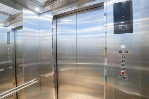einem Aufzug aus Edelstahl in einem U-Bahn-Zug in der Unterkunft Hiếu Thảo Hotel & Restaurant Sầm Sơn in Sầm Sơn