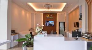 a kitchen and living room with a counter and a room at Sixty-Sixplace in Ban Khok Lo