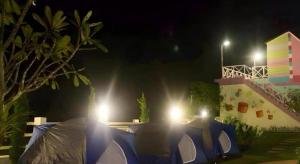 une tente en face d'un bâtiment la nuit dans l'établissement Chiangkhan Gallery Resort, à Chiang Khan