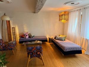 ein Wohnzimmer mit zwei Betten und einem Tisch in der Unterkunft Gite des 2 églises in Tieffenbach