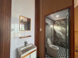 een badkamer met een wastafel en een toilet bij Bai Thom Retreat in Phu Quoc