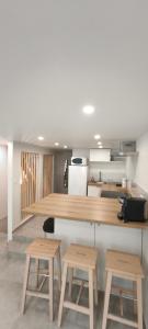 eine Küche mit Holztischen und Hockern in einem Zimmer in der Unterkunft Magnifique duplex T3 in Breil-sur-Roya
