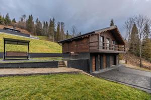 a house on a hill with a grassy yard at Saduba y Lukasa in Oryavchyk