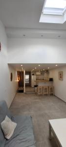 ein Wohnzimmer mit Sofa und eine Küche in der Unterkunft Magnifique duplex T3 in Breil-sur-Roya