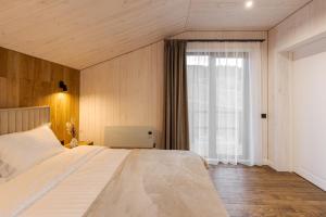 a bedroom with a large bed and a window at Saduba y Lukasa in Oryavchyk