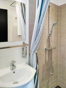 łazienka z umywalką i zasłoną prysznicową w obiekcie Dancenter Hotel Jomfru Ane w Aalborgu +42 zdjęcia