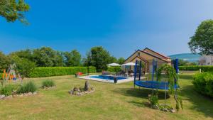 einen Hinterhof mit Pool und Spielplatz in der Unterkunft Villa Tea - Makarska by Villas Guide in Gornji Vinjani