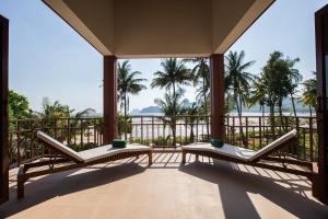 balcón con 2 sillas y vistas al océano en Amatapura Beachfront Villa 1, SHA Certified, en Ao Nam Mao