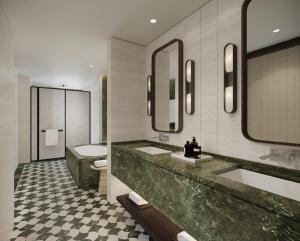 ein Badezimmer mit zwei Waschbecken und einer Badewanne und einer Toilette in der Unterkunft Taj Palace, Lucknow in Lucknow + 6 Fotos